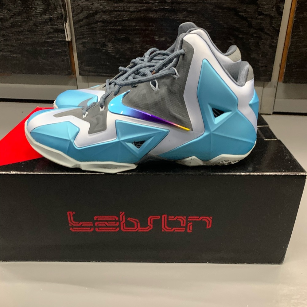 Lebron XI Sneakers